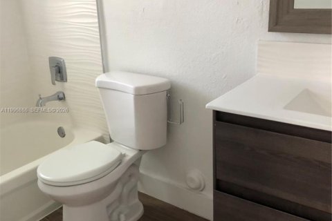 Townhouse in Doral, Florida 4 bedrooms, 140 sq.m. № 2058501 - photo 11