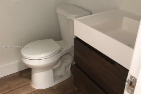 Townhouse in Doral, Florida 4 bedrooms, 140 sq.m. № 2058501 - photo 10