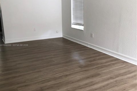 Townhouse in Doral, Florida 4 bedrooms, 140 sq.m. № 2058501 - photo 6