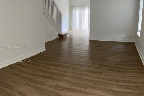 Townhouse in Doral, Florida 4 bedrooms, 140 sq.m. № 2058501 - photo 3