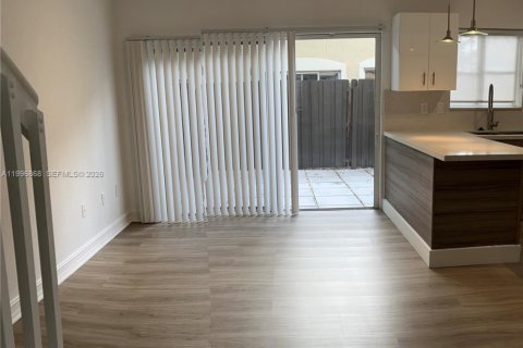 Townhouse in Doral, Florida 4 bedrooms, 140 sq.m. № 2058501 - photo 5