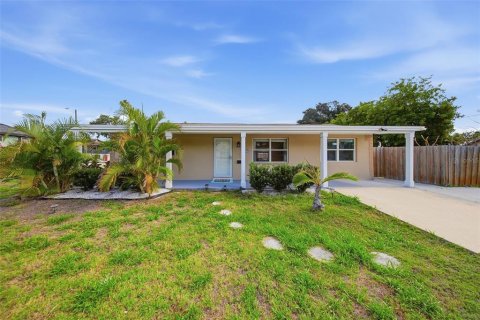 House in Saint Petersburg, Florida 3 bedrooms, 118.17 sq.m. № 2226914