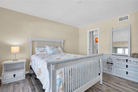 Condo in Saint Pete Beach, Florida, 2 bedrooms  № 1299490 - photo 11
