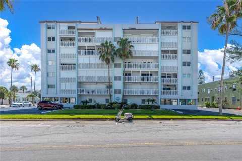 Condo in Saint Pete Beach, Florida, 2 bedrooms  № 1299490 - photo 30