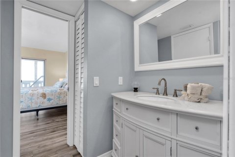 Condo in Saint Pete Beach, Florida, 2 bedrooms  № 1299490 - photo 13