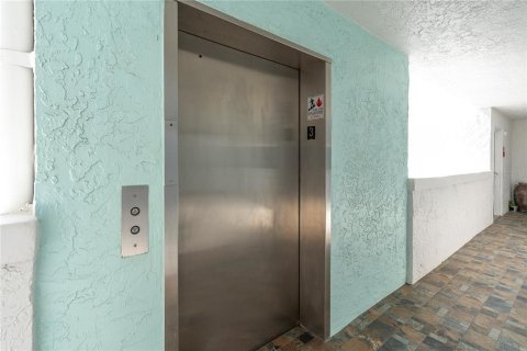 Condo in Saint Pete Beach, Florida, 2 bedrooms  № 1299490 - photo 27