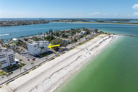 Condo in Saint Pete Beach, Florida, 2 bedrooms  № 1299490 - photo 1