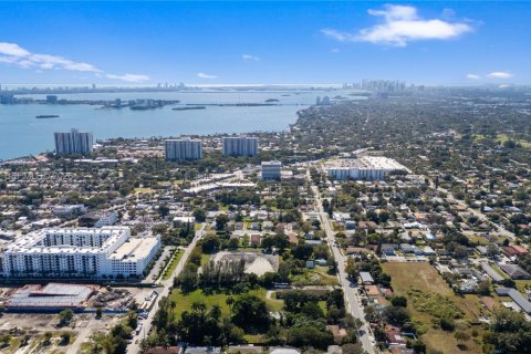 Commercial property in Miami, Florida № 2010980 - photo 11