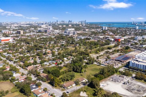 Commercial property in Miami, Florida № 2010980 - photo 16