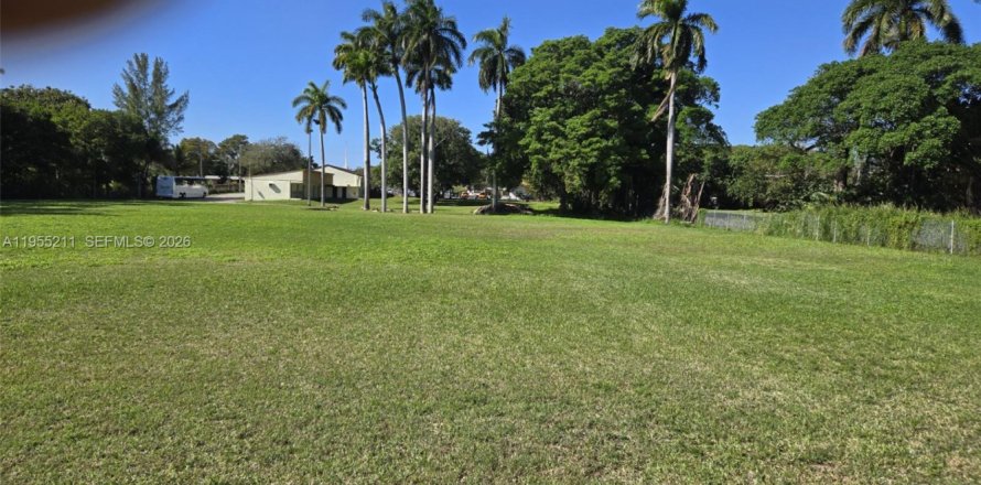 Коммерческая недвижимость в Майами, Флорида № 2010980