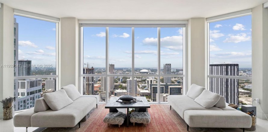 Кондоминиум с 3 спальнями в Майами, Флорида № 1990576