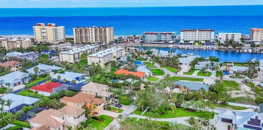 House in Venice, Florida 5 bedrooms, 347.27 sq.m. № 1785286