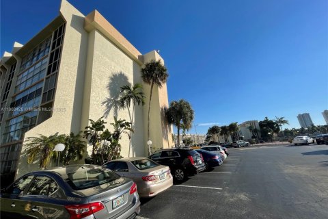 Condominio en alquiler en Hallandale Beach, Florida, 2 dormitorios, 94.76 m2 № 1954401 - foto 27