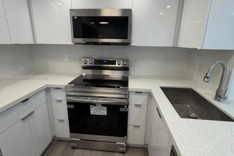 Condominio en alquiler en Hallandale Beach, Florida, 2 dormitorios, 94.76 m2 № 1954401 - foto 2