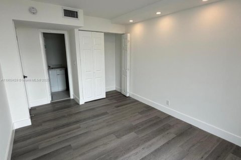 Condominio en alquiler en Hallandale Beach, Florida, 2 dormitorios, 94.76 m2 № 1954401 - foto 16