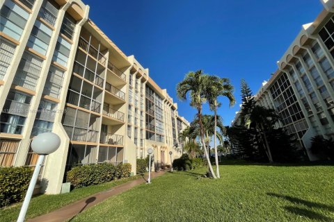 Condominio en alquiler en Hallandale Beach, Florida, 2 dormitorios, 94.76 m2 № 1954401 - foto 25