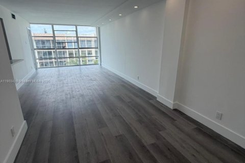 Condominio en alquiler en Hallandale Beach, Florida, 2 dormitorios, 94.76 m2 № 1954401 - foto 9