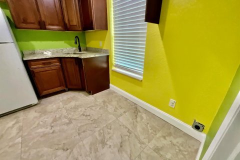 Immobilier commercial à louer à Port St. Lucie, Floride: 1 chambre, 69.68 m2 № 2281815 - photo 4