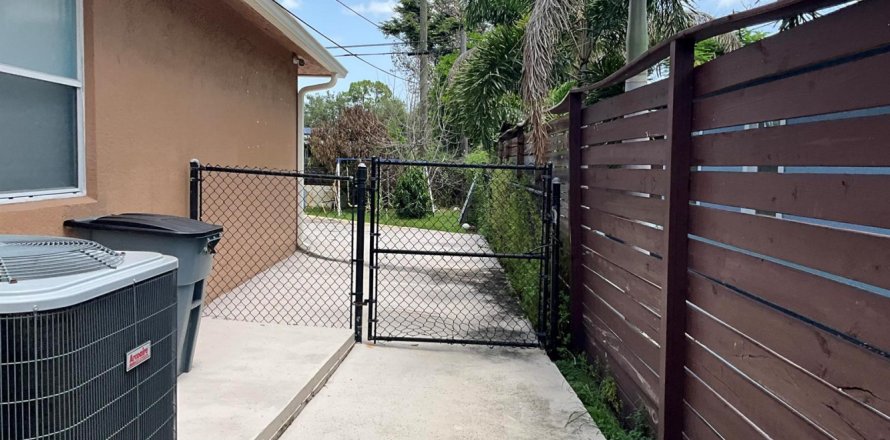 Immobilier commercial à Port St. Lucie, Floride 1 chambre, 69.68 m2 № 2281815