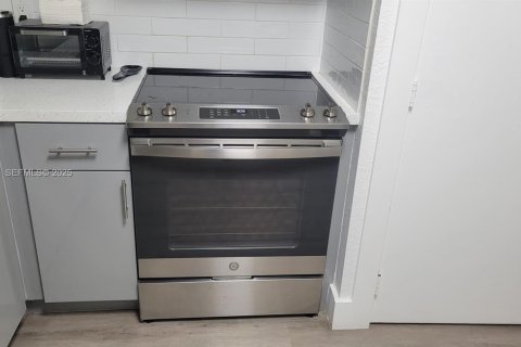 Снять в аренду кондоминиум в Лодерхилл, Флорида 2 спальни, 90.3м2, № 1990363 - фото 6