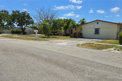 House in Kendall, Florida 4 bedrooms, 190.64 sq.m. № 1715216 - photo 3
