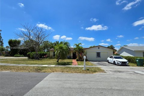 House in Kendall, Florida 4 bedrooms, 190.64 sq.m. № 1715216 - photo 4