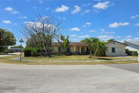 House in Kendall, Florida 4 bedrooms, 190.64 sq.m. № 1715216 - photo 1