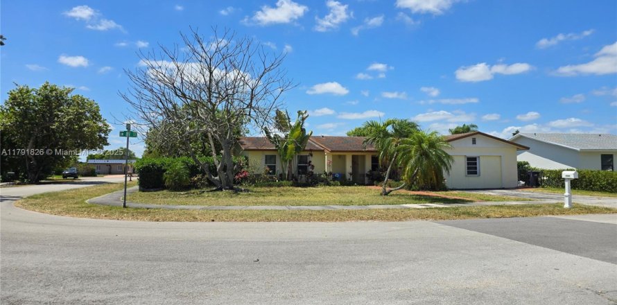 House in Kendall, Florida 4 bedrooms, 190.64 sq.m. № 1715216