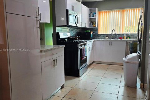 House in Kendall, Florida 4 bedrooms, 190.64 sq.m. № 1715216 - photo 6