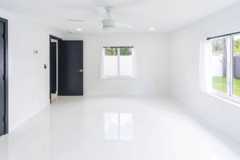 House in Hollywood, Florida 3 bedrooms, 141.21 sq.m. № 2178293 - photo 23
