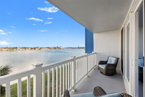 Condo in Treasure Island, Florida, 2 bedrooms  № 1853688 - photo 29