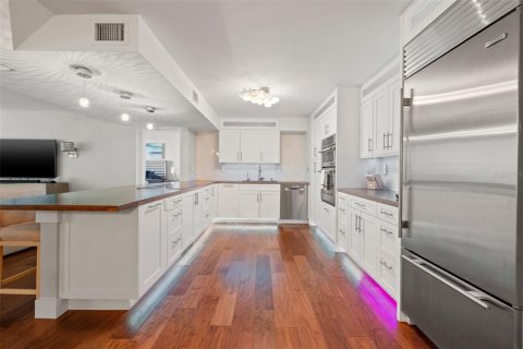 Condo in Treasure Island, Florida, 2 bedrooms  № 1853688 - photo 12