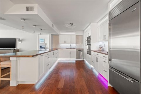 Condo in Treasure Island, Florida, 2 bedrooms  № 1853688 - photo 10