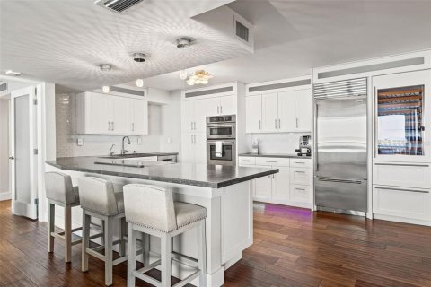 Condo in Treasure Island, Florida, 2 bedrooms  № 1853688 - photo 18