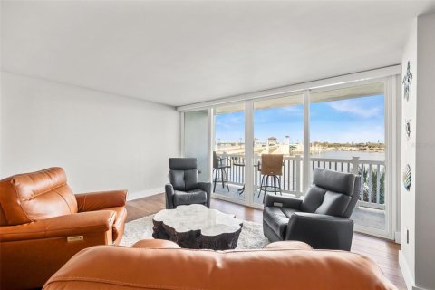 Condo in Treasure Island, Florida, 2 bedrooms  № 1853688 - photo 21
