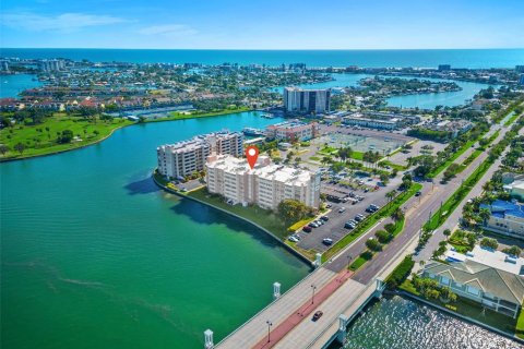 Condo in Treasure Island, Florida, 2 bedrooms  № 1853688 - photo 1