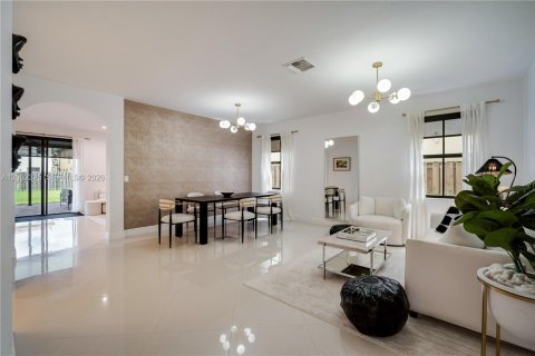 House in Doral, Florida 3 bedrooms, 228.73 sq.m. № 2072698 - photo 4