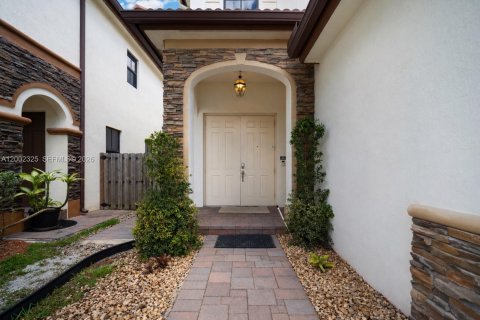 House in Doral, Florida 3 bedrooms, 228.73 sq.m. № 2072698 - photo 6