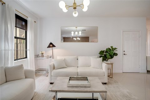 House in Doral, Florida 3 bedrooms, 228.73 sq.m. № 2072698 - photo 9