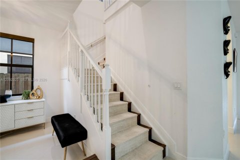 House in Doral, Florida 3 bedrooms, 228.73 sq.m. № 2072698 - photo 27