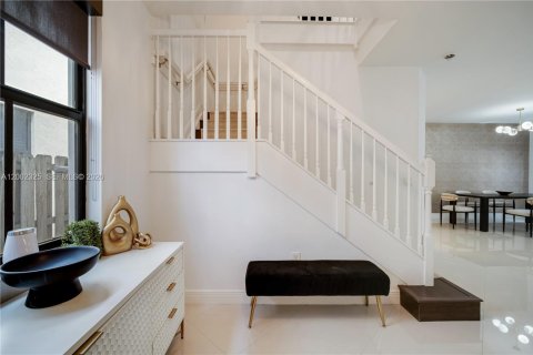 House in Doral, Florida 3 bedrooms, 228.73 sq.m. № 2072698 - photo 8