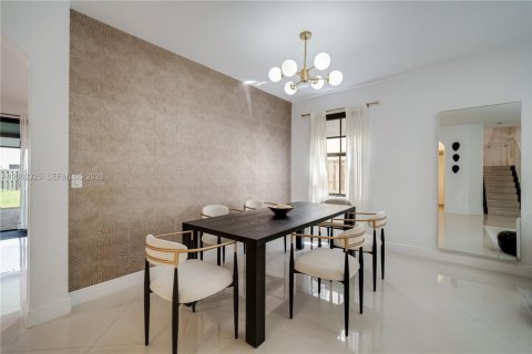 House in Doral, Florida 3 bedrooms, 228.73 sq.m. № 2072698 - photo 14