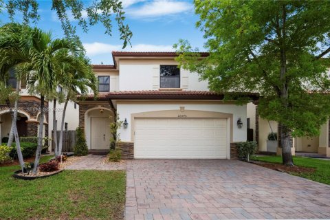 House in Doral, Florida 3 bedrooms, 228.73 sq.m. № 2072698