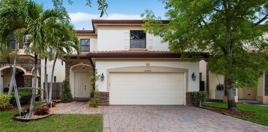 House in Doral, Florida 3 bedrooms, 228.73 sq.m. № 2072698