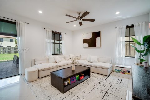 House in Doral, Florida 3 bedrooms, 228.73 sq.m. № 2072698 - photo 17