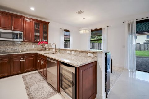 House in Doral, Florida 3 bedrooms, 228.73 sq.m. № 2072698 - photo 22