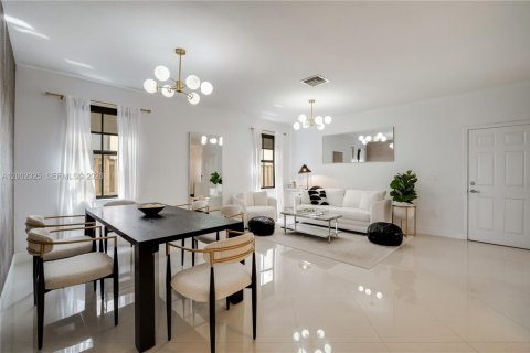 House in Doral, Florida 3 bedrooms, 228.73 sq.m. № 2072698 - photo 10
