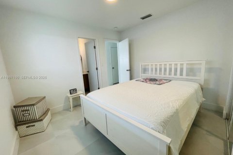 House in Miami, Florida 2 bedrooms, 172.52 sq.m. № 2059035 - photo 18