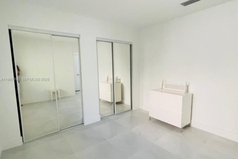 House in Miami, Florida 2 bedrooms, 172.52 sq.m. № 2059035 - photo 23