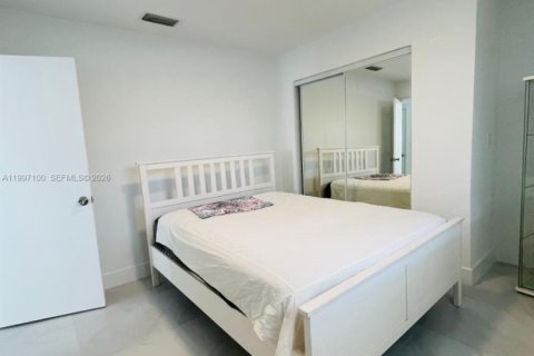 House in Miami, Florida 2 bedrooms, 172.52 sq.m. № 2059035 - photo 17